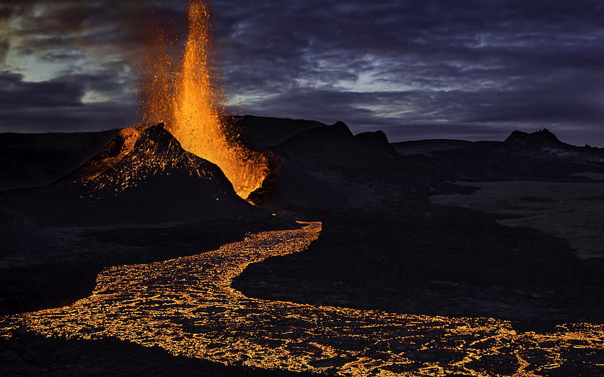 éruption volcanique, fontaine de lave, fontaine de feu, volcan, lave, soir, coucher de soleil, lave chaude Fond d'écran HD