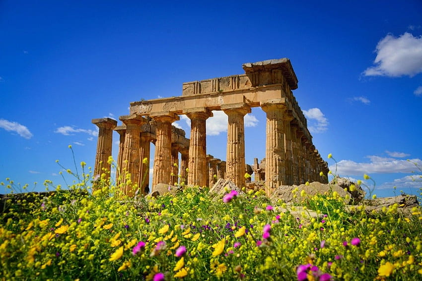 Antike: Tempel Hera Schöner antiker Griechenland-Wildblumen-Himmel ...