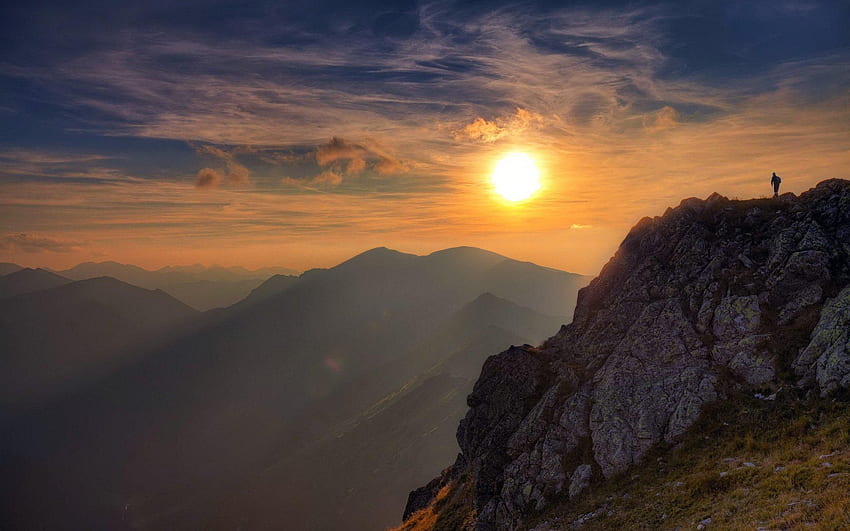 Wanderer auf dem Berg bei Sonnenuntergang HD-Hintergrundbild