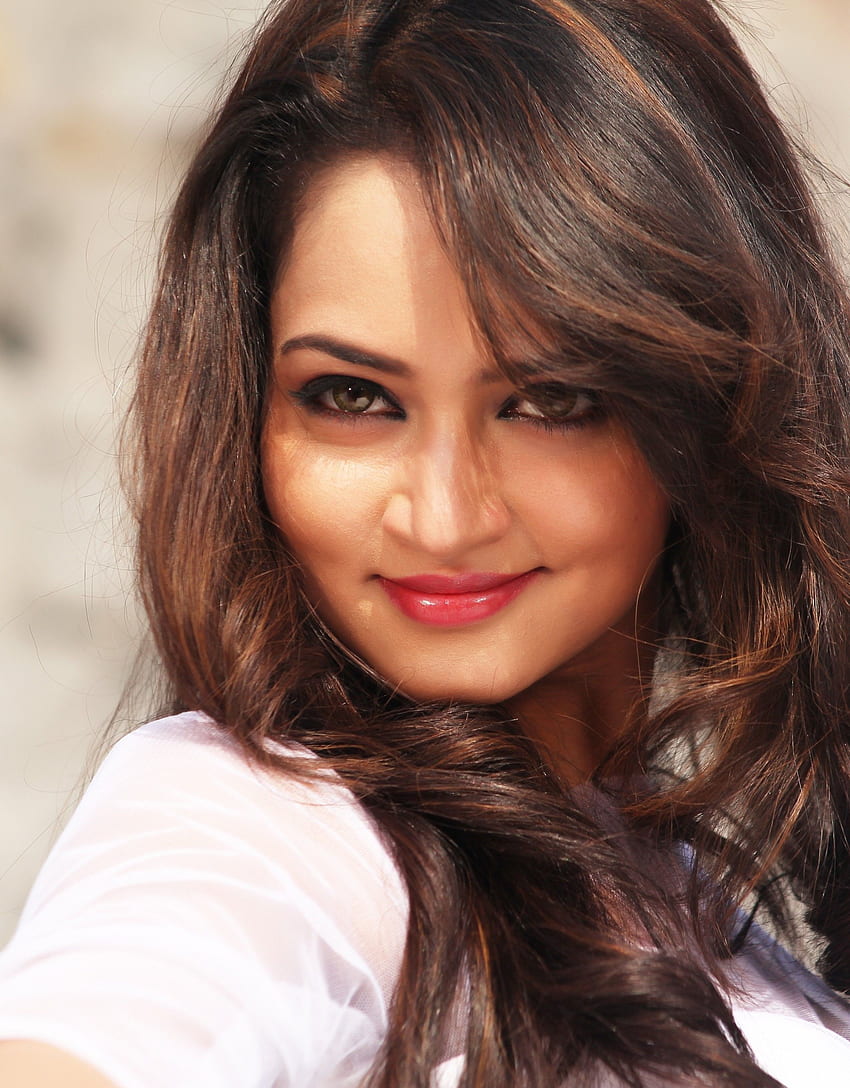 Shanvi Srivastava, lächelnd, brünett, roter Lippenstift, Schauspielerin HD-Handy-Hintergrundbild