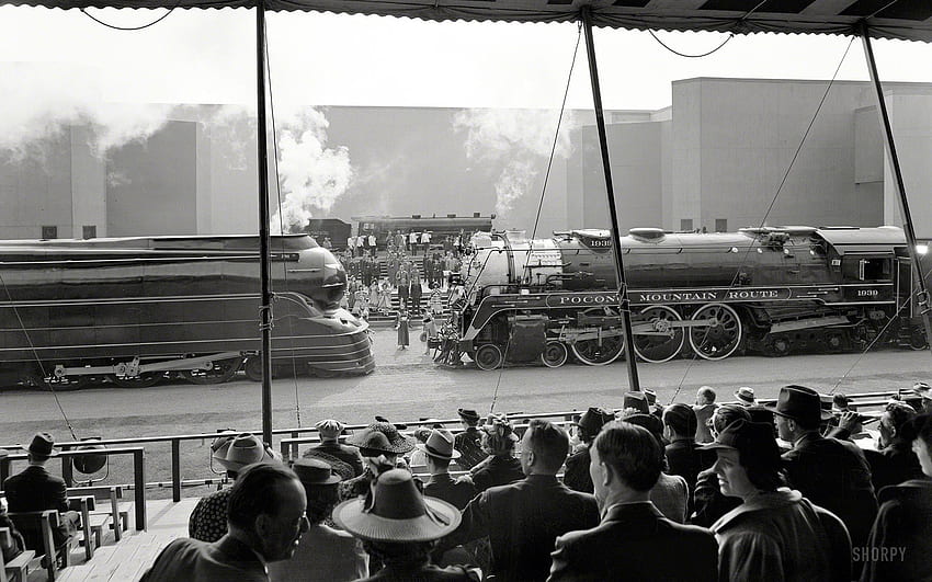 Retro schwarz-weiß monochrome Züge Lokomotive Eisenbahn drängt Menschen. HD-Hintergrundbild