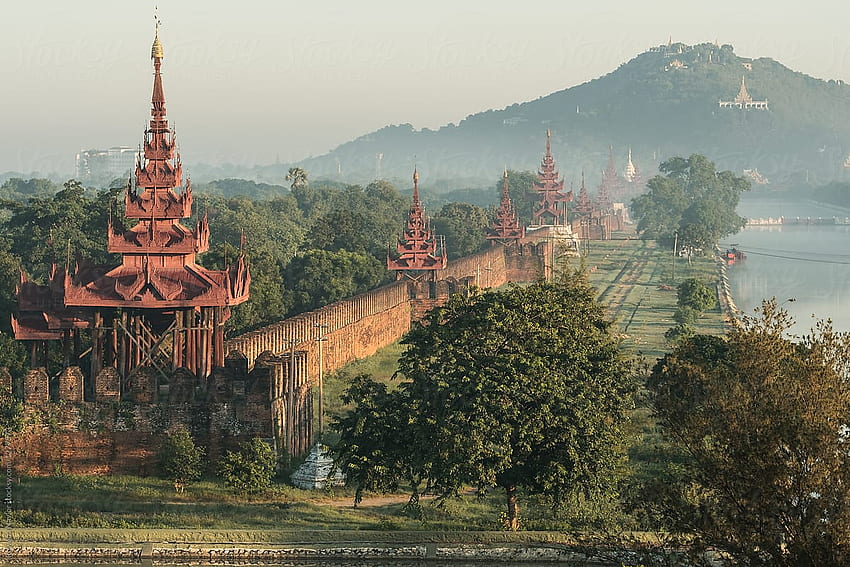 Der Royal Mandalay Palace mit Mandalay HIlls im Hintergrund bei S HD-Hintergrundbild