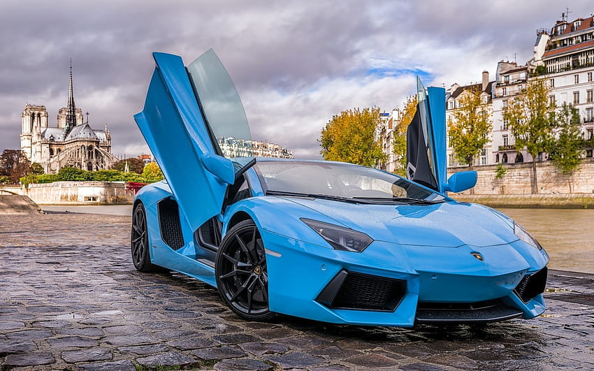 Синьо Lamborghini Aventador с отворени врати на градска улица - - 3D модели. наличност HD тапет