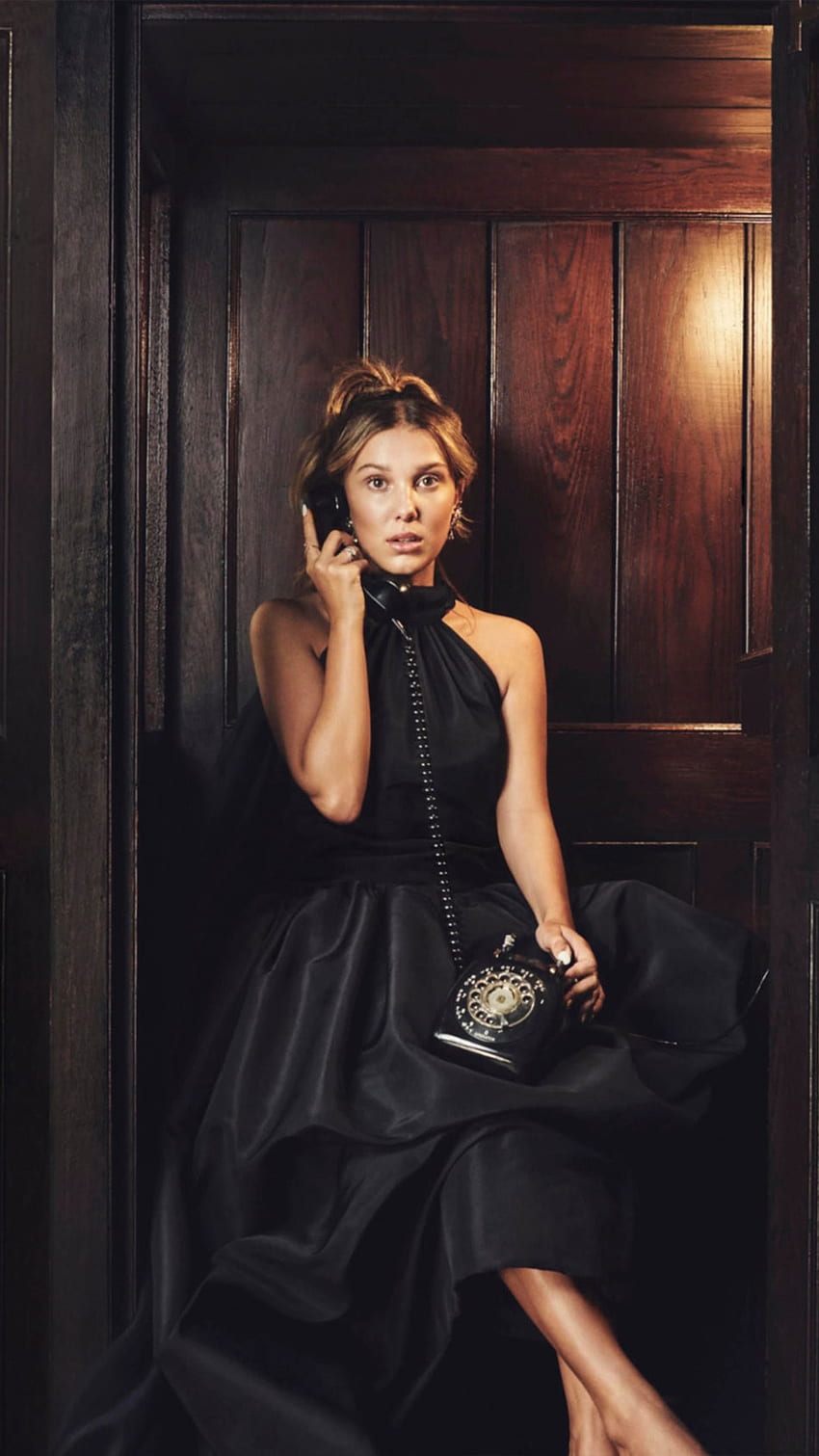Millie Bobby Brązowa czarna sukienka Telefon Ultra Mobile Tapeta na telefon HD