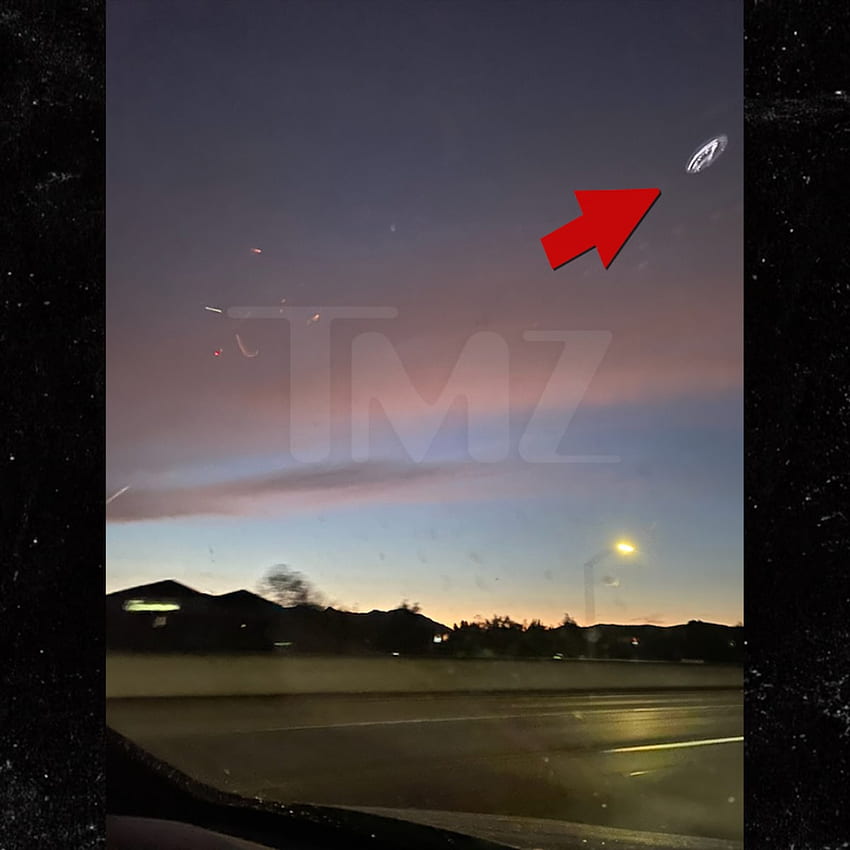 Wyraźne „UFO” zauważone powyżej na obrzeżach Los Angeles, prawdziwe UFO Tapeta na telefon HD