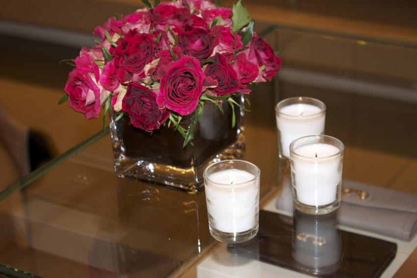 Wohnstil, Tisch, Stil, Weiß, Blumenstrauß, Kristall, Rosen, Wohnzimmer, schön, kostbar, Pink, Herzstück, Kerzen, drei HD-Hintergrundbild