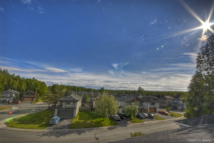 Schöne Panorama-Nachbarschaft, Sonnenschein, Straße, Bäume, Himmel, kurvig, Häuser HD-Hintergrundbild