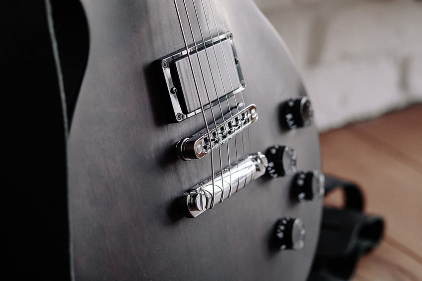 Близък план на черна електрическа китара. Китара, електрическа китара, музикални ритми, електронна китара HD тапет