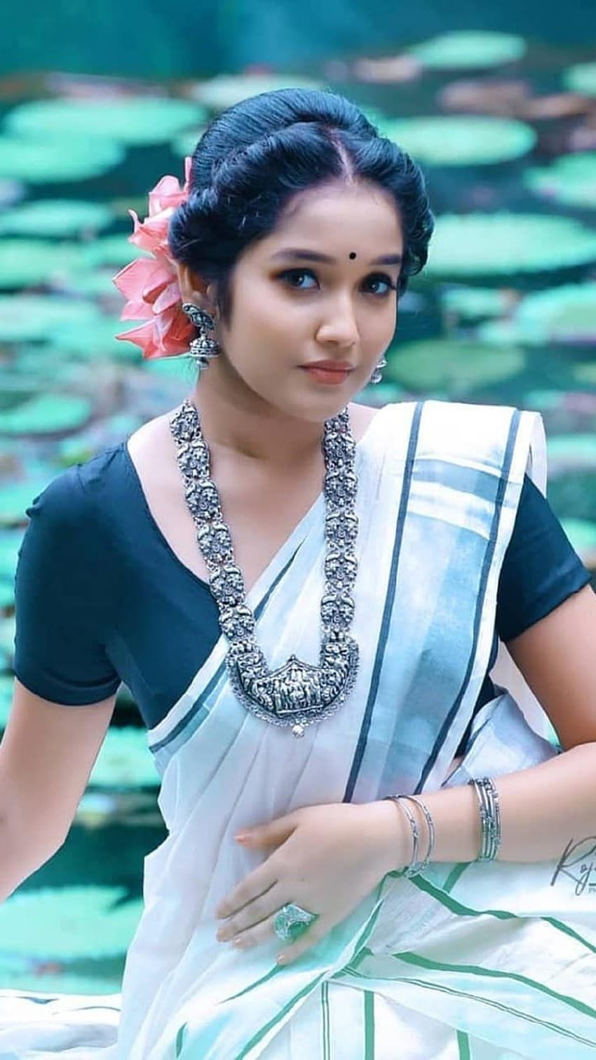 Anikha Surendran, Sari Branco Papel de parede de celular HD