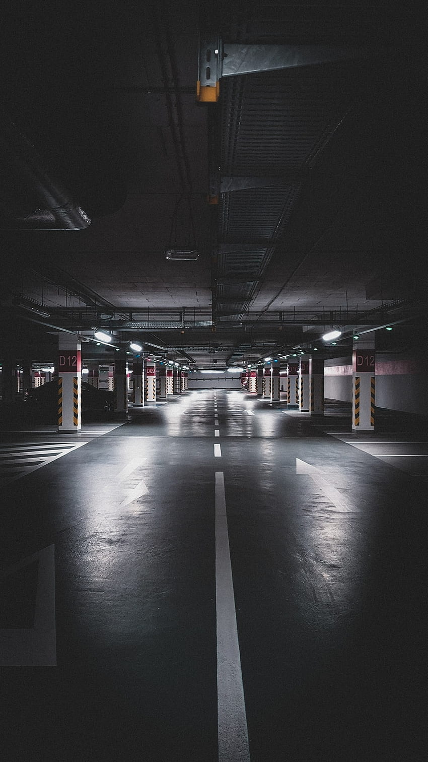 Parking podziemny, pusty garaż Tapeta na telefon HD