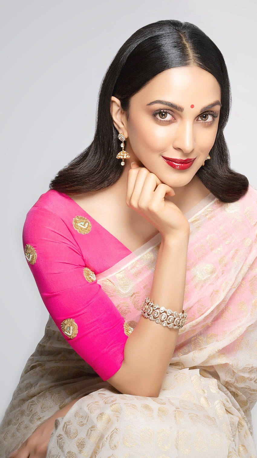 Kiara Advani, atriz de Bollywood Papel de parede de celular HD