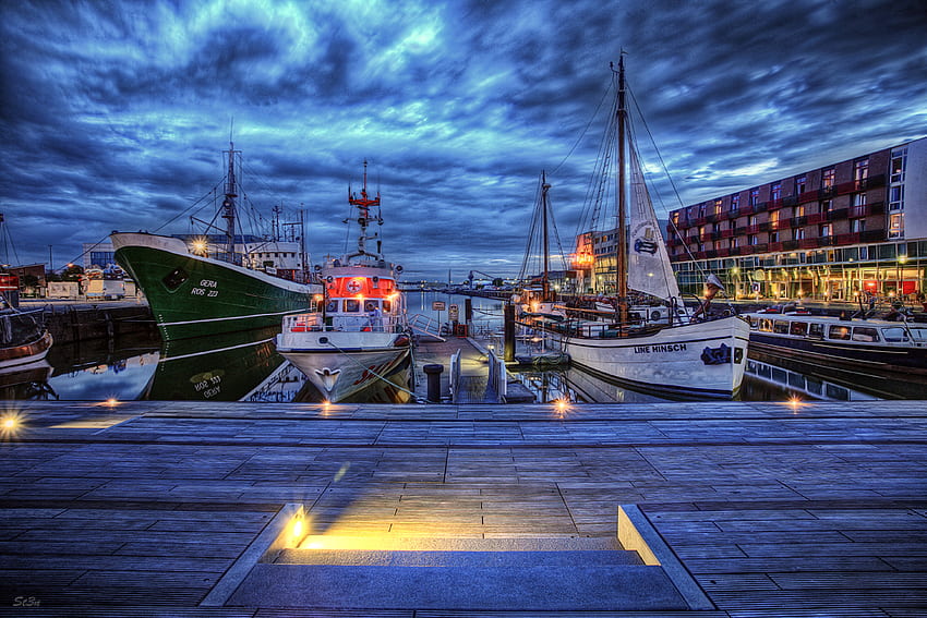 Bremerhaven, notte, barche a vela, barche costiere, luci, cielo, porto Sfondo HD