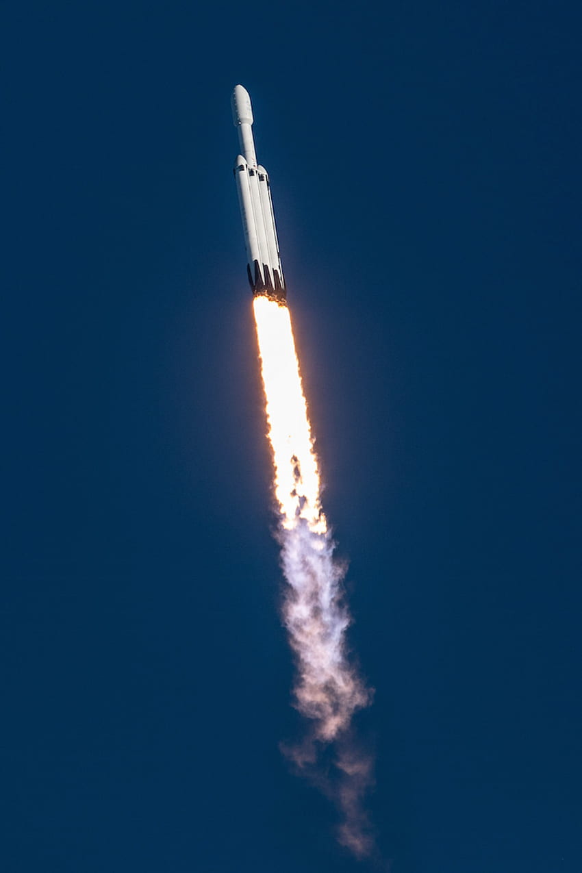 : SpaceX's Falcon Heavy menembak ke langit malam yang cerah – Spaceflight Now, Falcon Heavy Launch wallpaper ponsel HD