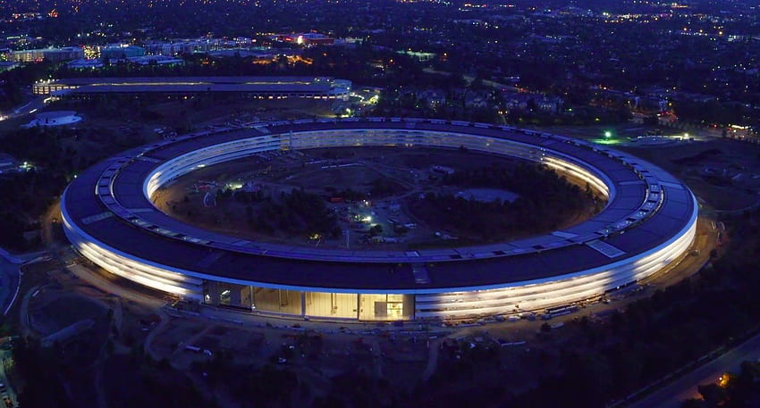 Confira vistas aéreas de tirar o fôlego do edifício Apple Park iluminado à noite papel de parede HD