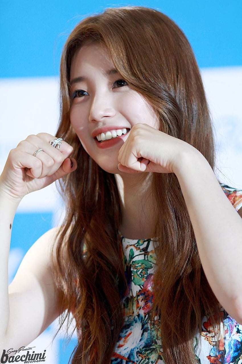 Bae Suzy - かわいい笑顔のペ・スジと背景 HD電話の壁紙