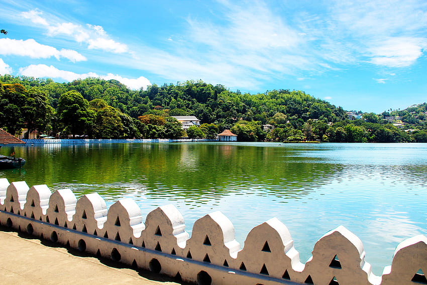 Kandy Lake는 우유의 바다로 알려져 있습니다. 호수는 매력적이고 평화롭습니다. 스리랑카에서 놓칠 수 없습니다. 스리랑카 여행, 녹색, 스리랑카 HD 월페이퍼