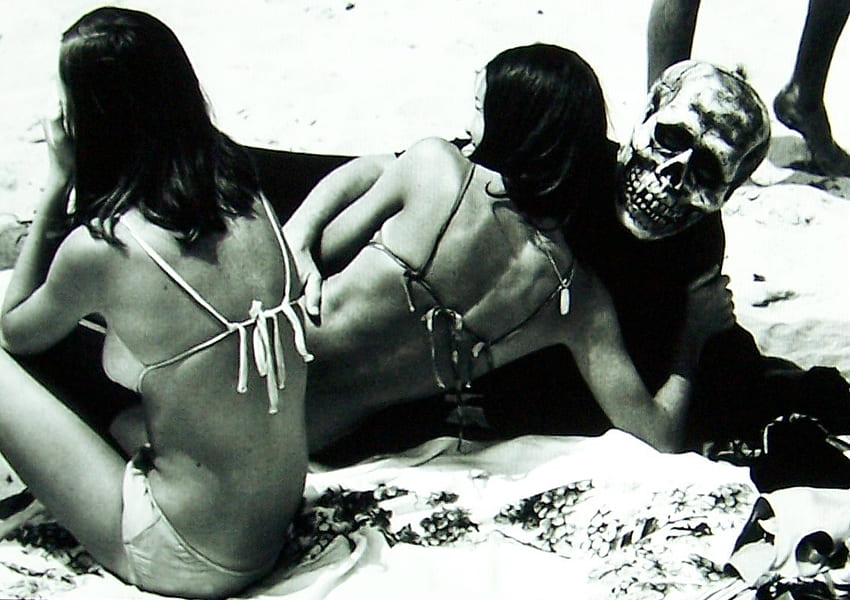 Śmierć na plaży, piasek, szkielet, czaszka, kobiety, dziewczyny, bikini, śmierć, plaża Tapeta HD