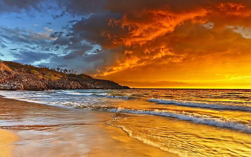 ゴールデンコースト、砂、潮、金、ビーチ、日光、日、明るい、黄色、雲、自然、空、水、丘、波、日没、海 高画質の壁紙
