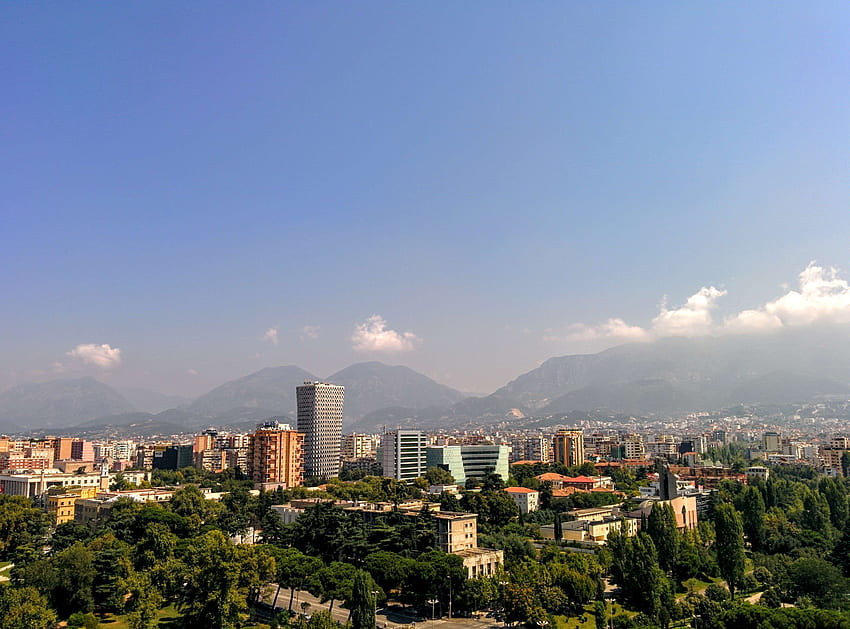 Albania, architektura, budynki, miasto, pejzaż miejski, śródmieście, góry, niebo, sylwetka na tle nieba, Tirana, miasto, drzewa, miejski . Fajny Tapeta HD