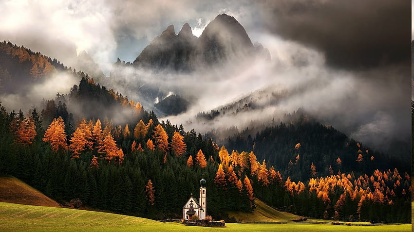 красива малка църква пред италианските планини през есента, облаци, есен, ливада, църква, гора, планина HD тапет