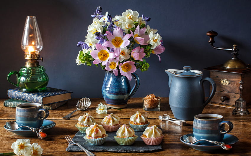 Stilleben, Lampe, Kaffee, Blumen, Cupcakes HD-Hintergrundbild