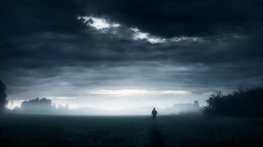 灰色の空、夜、灰色、人、夜明け、光、フィールド、雲、フード付き、空の下で野原を走るフード付きの男 高画質の壁紙