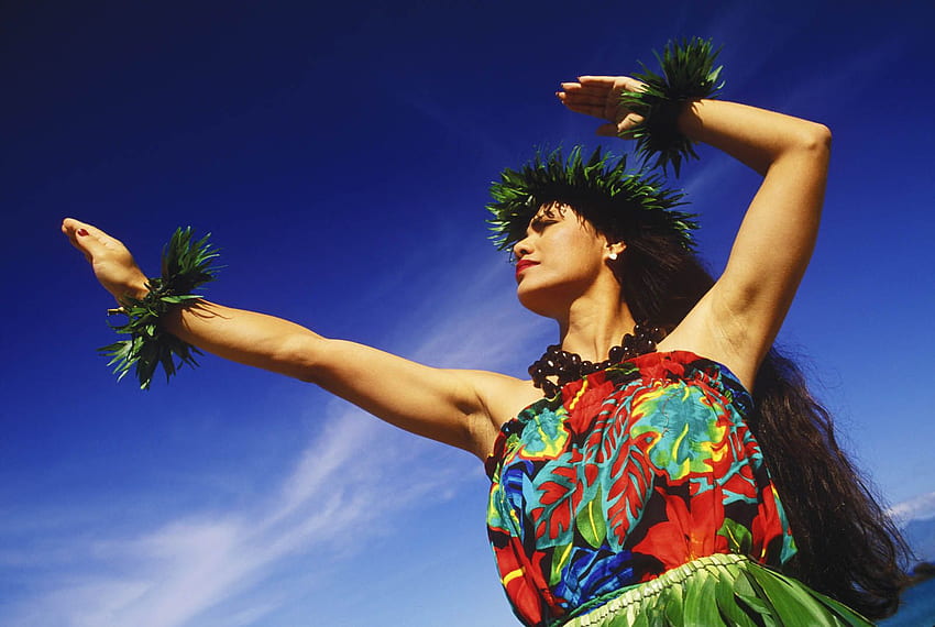 Hawaii dansı yapan bir hula dansçısının düşük açılı görüntüsü HD duvar kağıdı