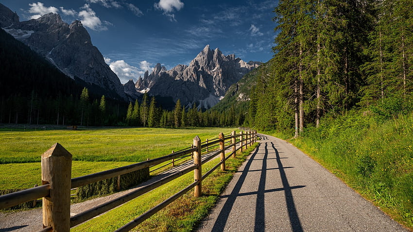 Vallée Fiscalina, Tyrol du Sud, Italie, Alpes, clôture, dolomites, arbres, paysage, route, prairie Fond d'écran HD