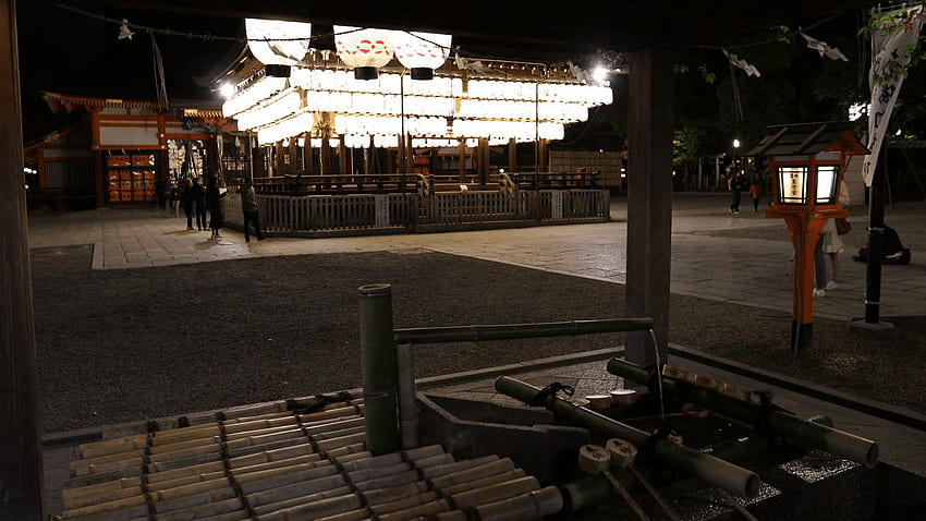 Kioto, Japón - 24 de abril de 2017: Linternas de papel y fuente zen en fondo de pantalla
