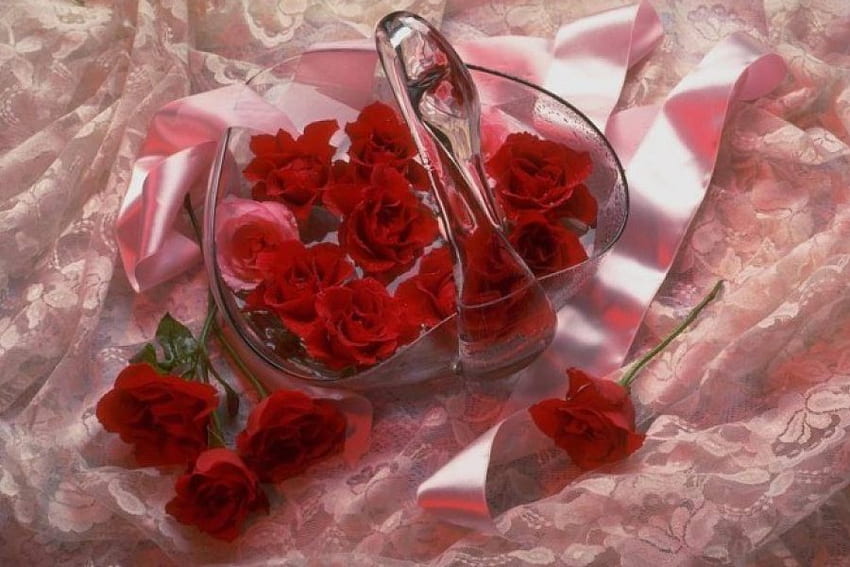 Червени рози, стъклена кошница, розова дантела, панделка HD тапет