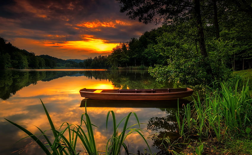 Coucher de soleil sur la rivière Orange, bateau, rivière, tranquillité, canoë, beau, orange, solitaire, réflexion, sérénité, lac, été, ciel, forêt Fond d'écran HD