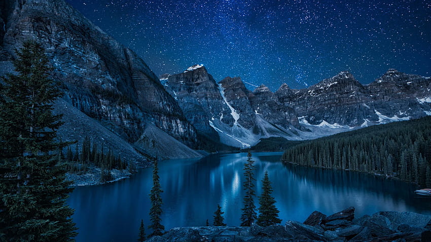 Cieli notturni sul Lago Moraine, il Parco Nazionale di Banff, Alberta, Canada. Riflettori su Windows 10 Sfondo HD