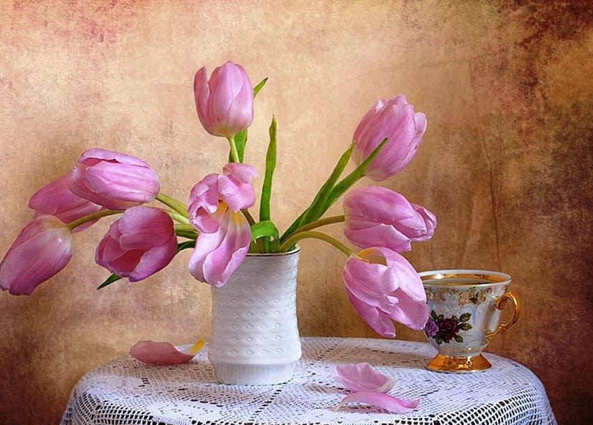 tulipanes rosas, mesa, hermoso, tulipanes, taza, primavera, rosa, delicado, pétalos, naturaleza, flores fondo de pantalla