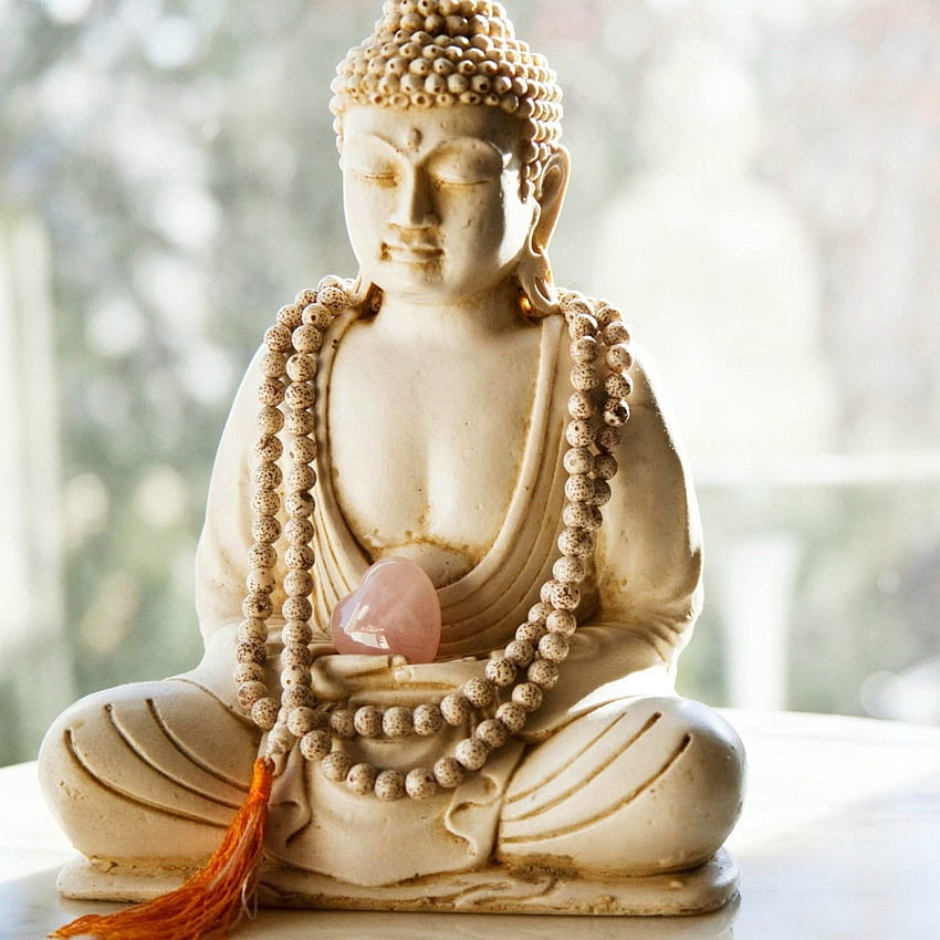 Statue de Bouddha avec perles de mala et cœur en quartz rose. Méditation, statue chinoise Fond d'écran de téléphone HD