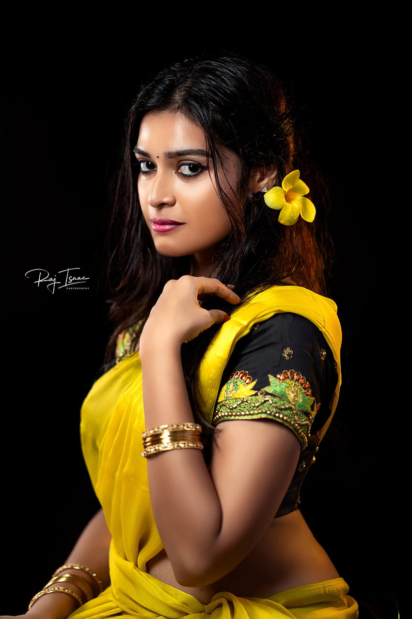Schauspielerin Dharsha Gupta Hot In Yellow Saree Hoot Stills - Navel Queens HD-Handy-Hintergrundbild