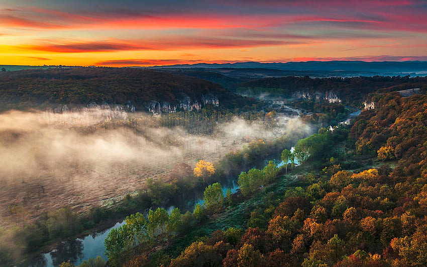 O canyon do rio Vit no outono, névoa, Bulgária, paisagem, nuvens, árvores, cores, céu, pôr do sol papel de parede HD