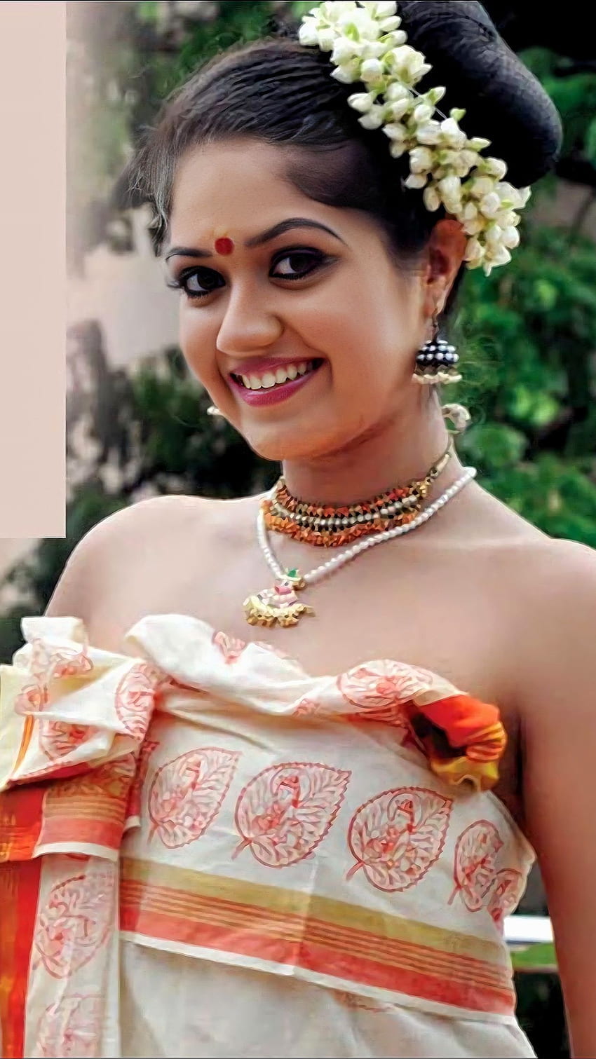 Meghna raj, aktris kannada, gaya kerala wallpaper ponsel HD