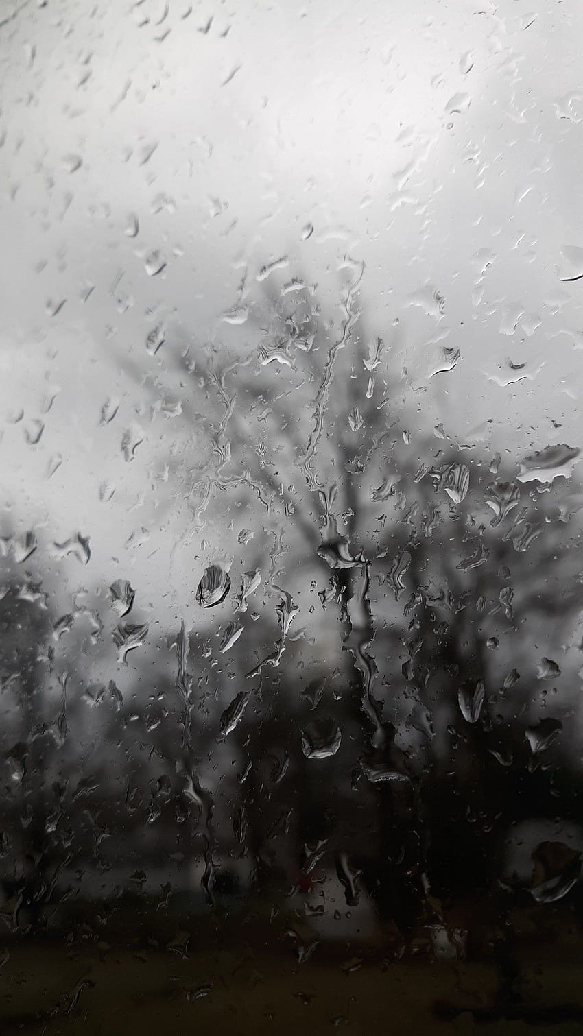 Hình nền iPhone mưa sẽ đem lại cho bạn cảm giác mát mẻ, tươi mới và thư thái khi nhìn vào chiếc điện thoại của mình. Với hình ảnh tuyệt đẹp của mưa đổ trên màn hình, bạn có thể tận hưởng được khoảnh khắc đầy tình cảm với mẫu hình nền này. 