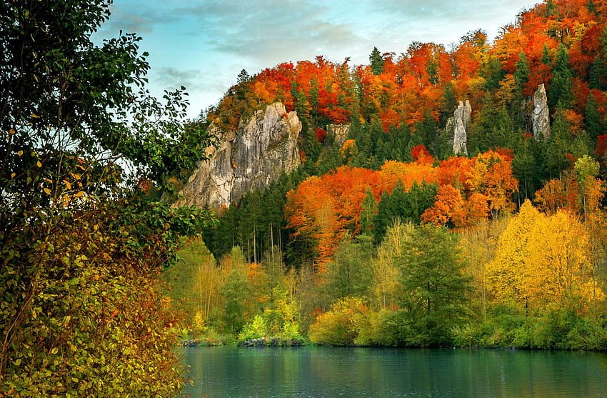 Есенна планина, цветове, бряг, сезон, дървета, есен, хълмове, есен, красива, скали, езеро, планина, падане, листа, скали, облаци, природа, небе, прекрасен, гора, зеленина HD тапет