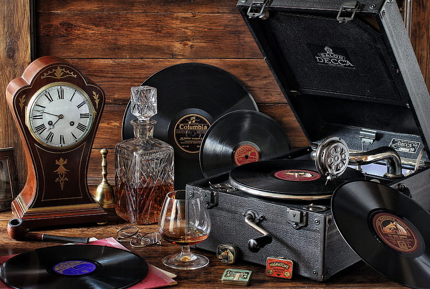 Стар грамофон с винилови плочи, часовник и коняк - стар винил HD тапет