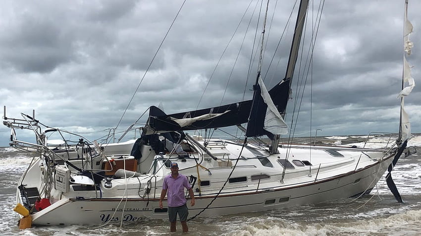Temendo il peggio, l'uomo si sentì sollevato nel non trovare nessuno a bordo della barca a vela Tampa lanciata dalla tempesta Sfondo HD