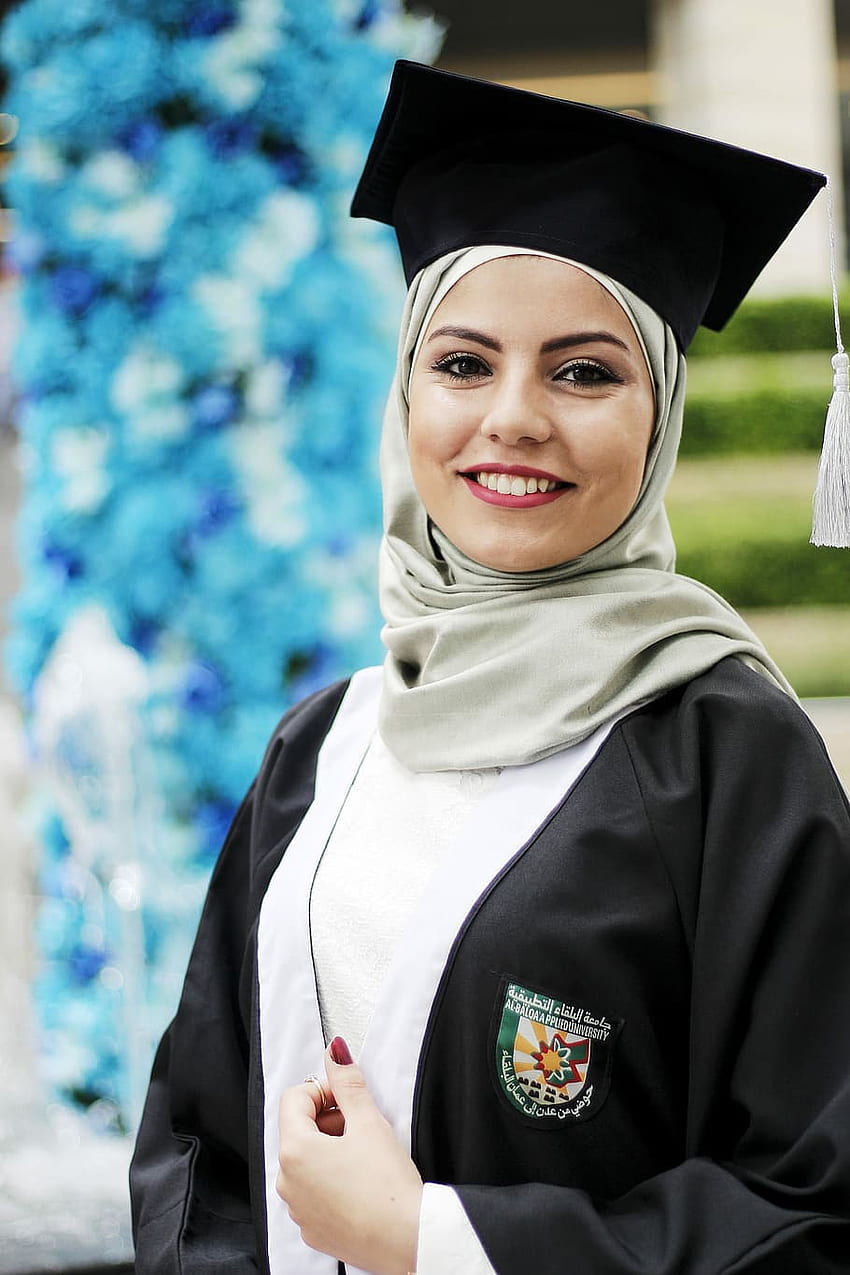 : kobieta ubrana w czarną sukienkę akademicką, absolwenci, uroczystość, ukończenie studiów, studenci uniwersytetu Tapeta na telefon HD