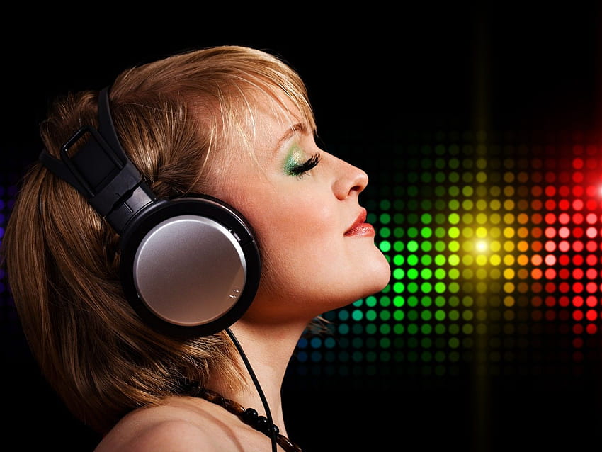 Mädchen, das Musik hört. . Musik, Kopfhörer, Musik hören HD-Hintergrundbild