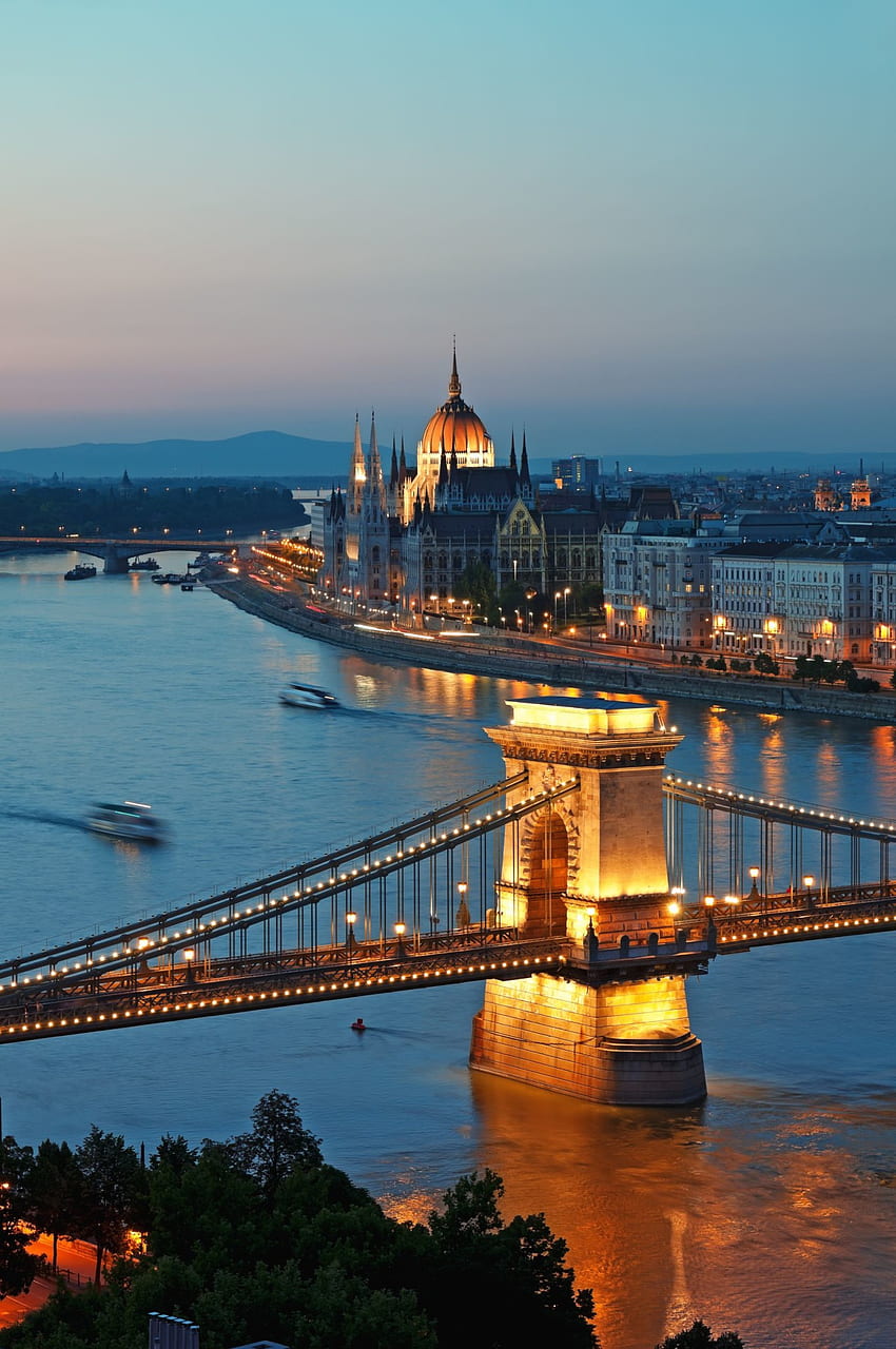 ハンガリー、ブダペストの鎖橋、ハンガリー国会議事堂、ドナウ川 : 乗り継ぎガイド HD電話の壁紙