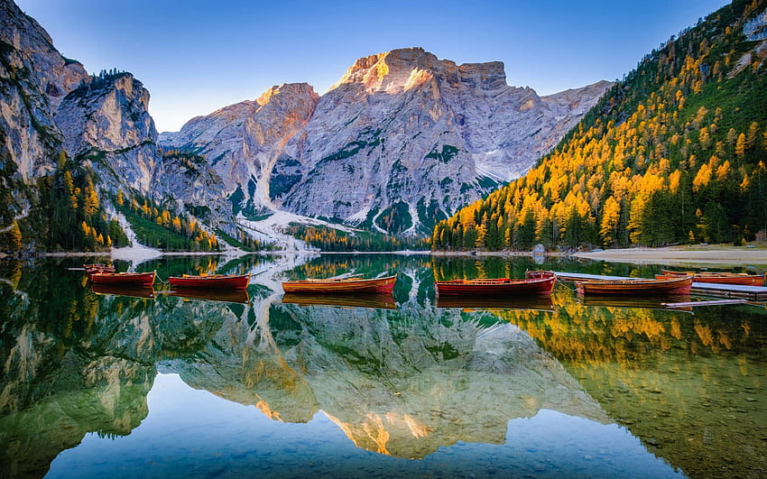 Braies湖、山の湖、Pragser Wildsee、Lago di Braies、夕方、秋、山の風景、ドロミテ、アルプス、イタリア 高画質の壁紙