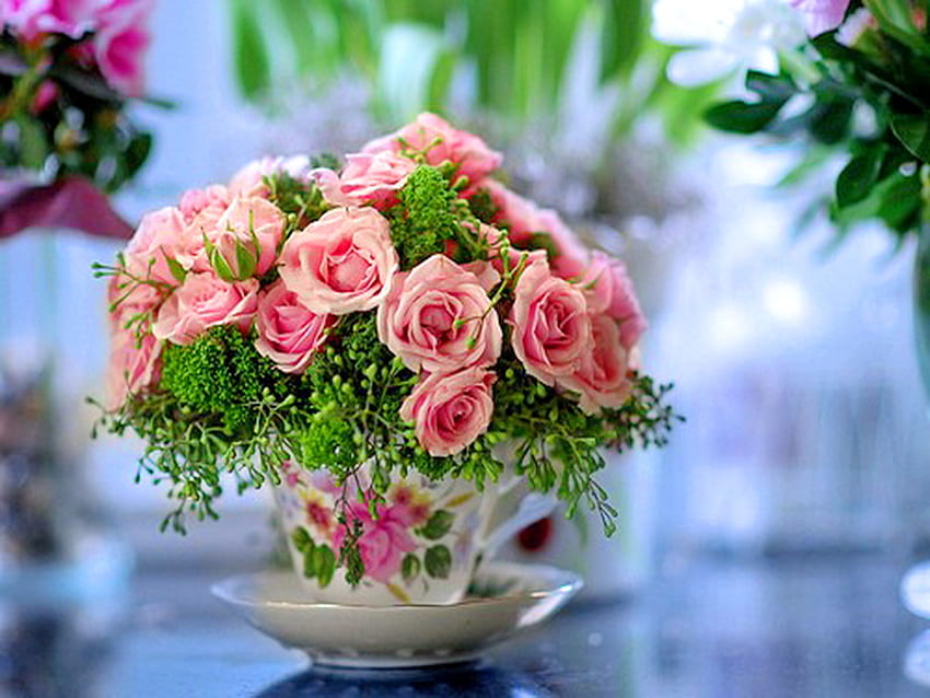 Para os fãs da Natureza - Happy Birtay, rosa, folhas verdes, rosas, flores, presente, xícara e pires papel de parede HD