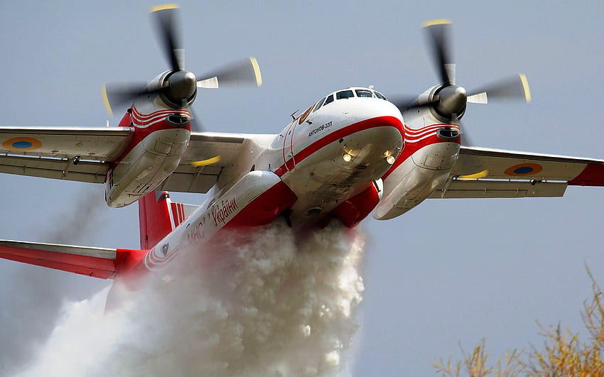 AEREO POMPIERE IN AZIONE, piloti esperti, e coraggiosi, in azione, aereo pompiere Sfondo HD