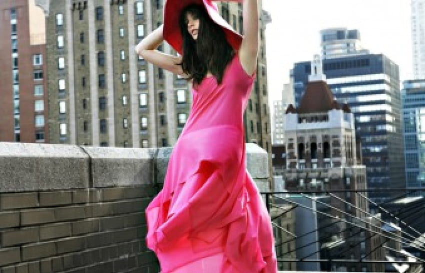 Ashley Greene, modelka, miasto, dziewczyna, aktorka, sukienka, kobieta, różowy, budynek, kapelusz Tapeta HD