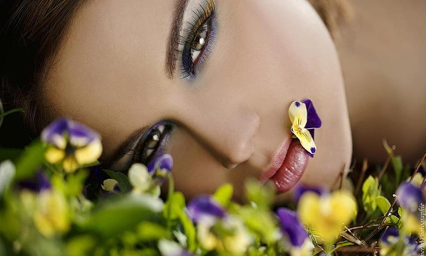 Close to Nature, eyes, beautiful, purple, lady, violas, pretty, yellow, flowers, mouth HD wallpaper