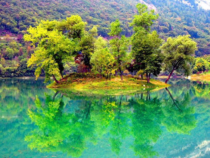 Малък речен остров, остров, река, цветно, кристално, място, спокойно, малко, спокойствие, хубаво, бряг, отражение, дървета, зеленина, спокойствие, спокойствие, красиво, трева, езеро, планина, лято, огледален, зелен, жълт, природа, води, речен бряг, ясно, прекрасно HD тапет